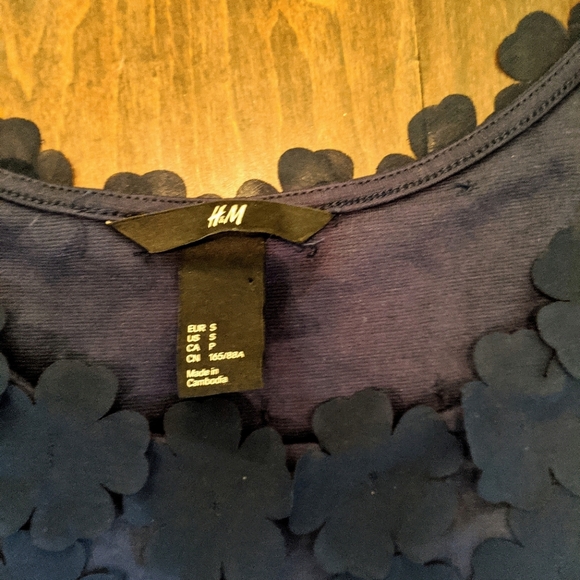 Cute H&M Floral Applique Top - Picture 2 of 3